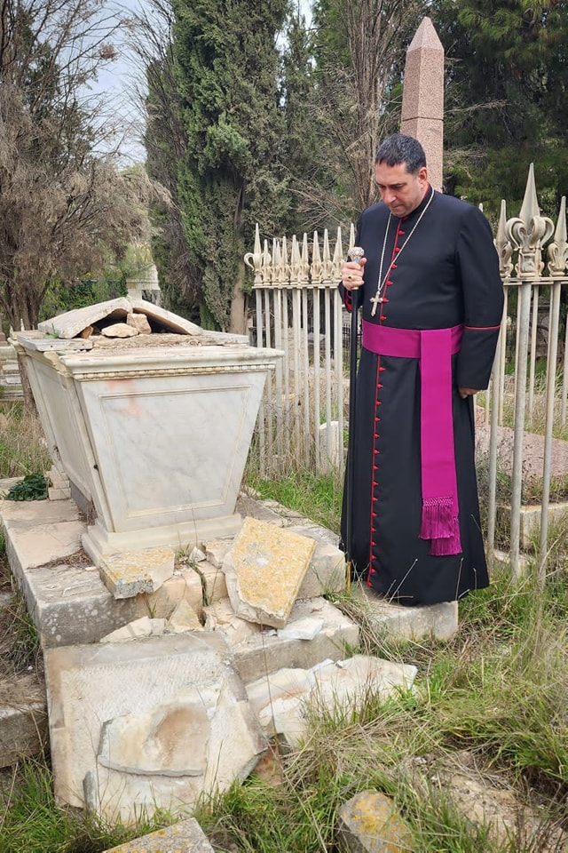 納鴻大主教查看墓地受破壞情況。（圖／翻攝自FB@Archbishop Hosam Naoum）